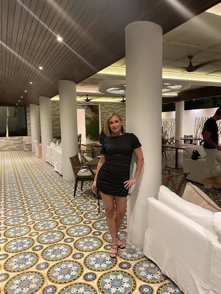 SonjatMorgan's tweet photo. Loving @hodgesbay_antigua! Check out the new friend I made...I think Bay likes me๐ฑ๐น
#whitesandsrestaurant #antingua #kitty #newfriend
#sonjamorgan #rhony #bravotv https://t.co/SCgIg2KJzo