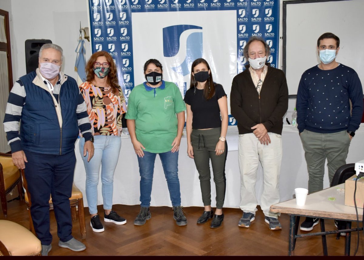 SubseHabitatBA's tweet photo. En el marco del #ProgramaLotesconServicios, funcionarios de la @SubseHabitatBA se reunieron con el Intendente municipal de Salto @CuraAlessandro , miembros de su gabinete y el Sindicato de Trabajadores de Industria de Alimentación, a cargo de Silvina Scacheri. https://t.co/IJ5T7usc3n