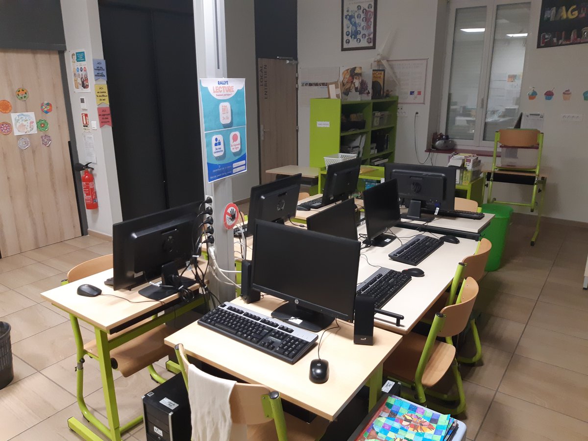 LourouxDeBouble's tweet photo. Grâce au SIRP (Syndicat Intercommunal de Regroupement Pédagogique), l'école primaire inter-communale est équipée de 7 PC pour réduire la fracture numérique et préparer les futurs collégiens. 

https://t.co/R5WmRZ9Dd0

#FractureNumérique #Ecole #education https://t.co/VYAEQfzFEa