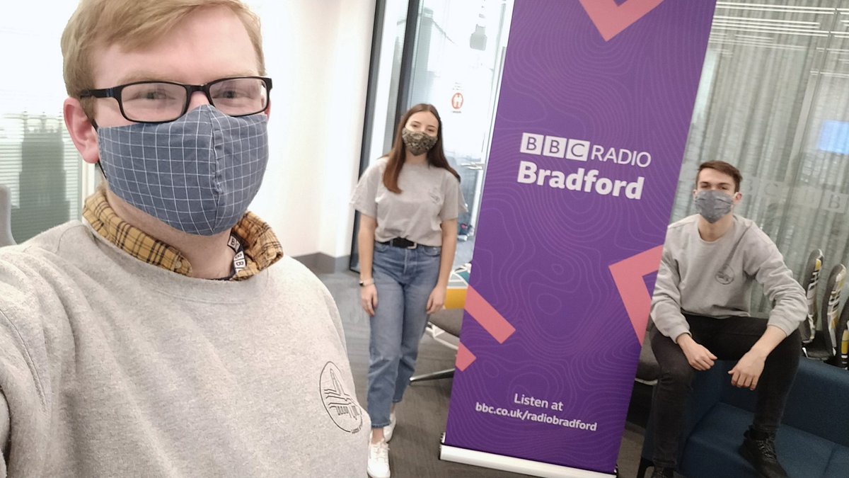 March 2020 ➡️ 3 cogs in the @ThisIsLSR machine ⚙️

March 2021 ➡️ REUNITED as 3 cogs in the #BBCRadioBradford machine 🤩

(love it when 3 pals just all *happen* to have matching tops on and be near a branded banner 👀) x