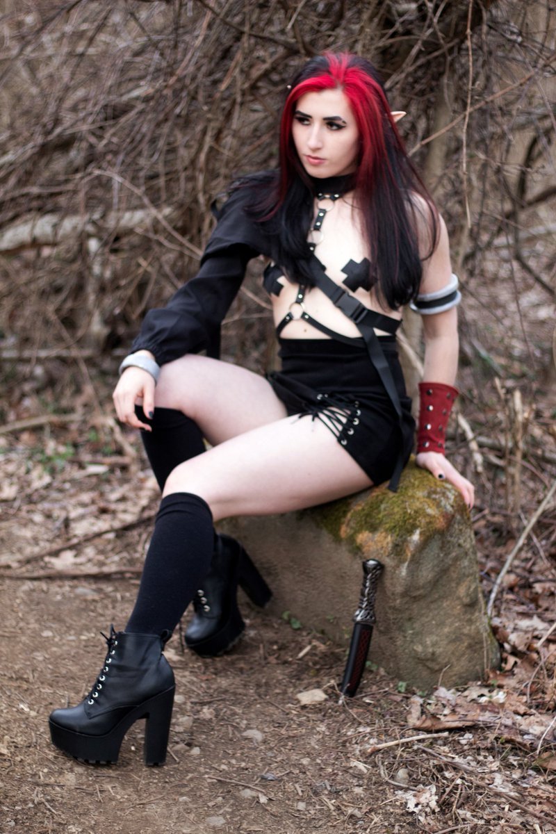 xjay_cosplay's tweet photo. Random Elf OC 🖤🗡 :>

#goth #selfie #cosplay #cosplaygirl #photooftheday #cosplayer #cosplaying #cosplayphotography #gothgirlfriend #gothfashion https://t.co/Hpz8d47uDy