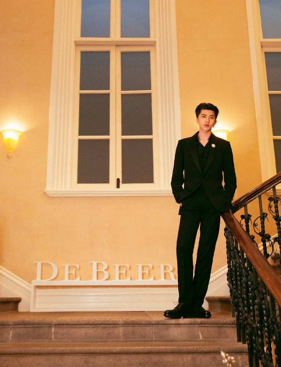 AlwaysCaiXukun's tweet image. 210325 De Beers Weibo Update

Cai Xukun wore the new set Namib Wonder in #ReflectionsOfNature high jewellery series. With yellow and white diamonds sparkling like sand dunes in the sun.

#CaiXukun #蔡徐坤 #DeBeersAmbassadorKUN