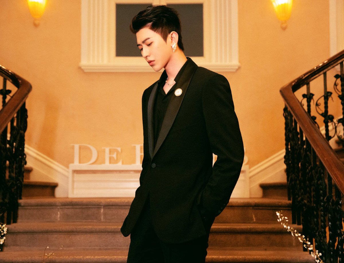 AlwaysCaiXukun's tweet image. 210325 De Beers Weibo Update

Cai Xukun wore the new set Namib Wonder in #ReflectionsOfNature high jewellery series. With yellow and white diamonds sparkling like sand dunes in the sun.

#CaiXukun #蔡徐坤 #DeBeersAmbassadorKUN