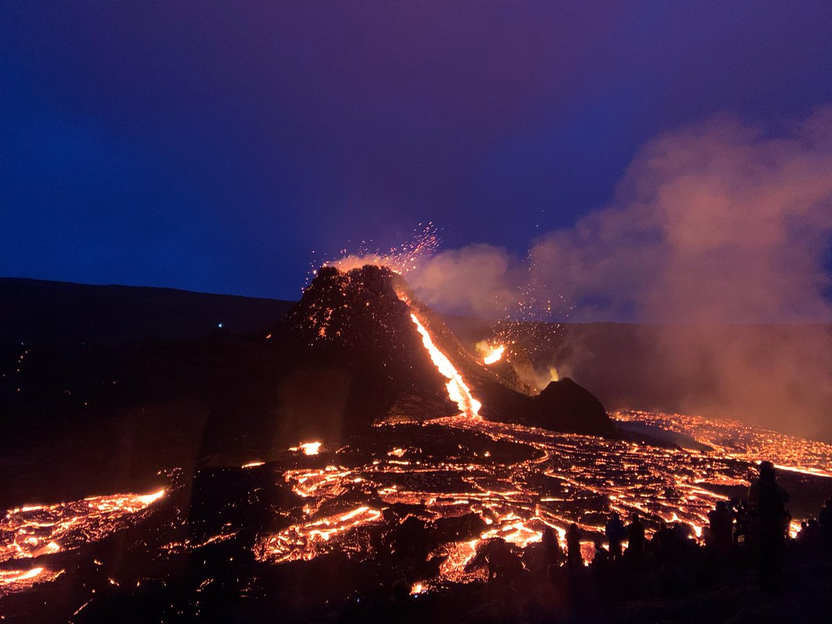 Mynd tekin sunnudaginn 21. mars 🔥
----
Have you heard about it? After over three weeks of earthquakes volcanic eruption has begun in the region of Fagradalsfjall, between Reykavík and Keflavík airport 🔥
#iceland #icelandvolcano #fagradalsfjall