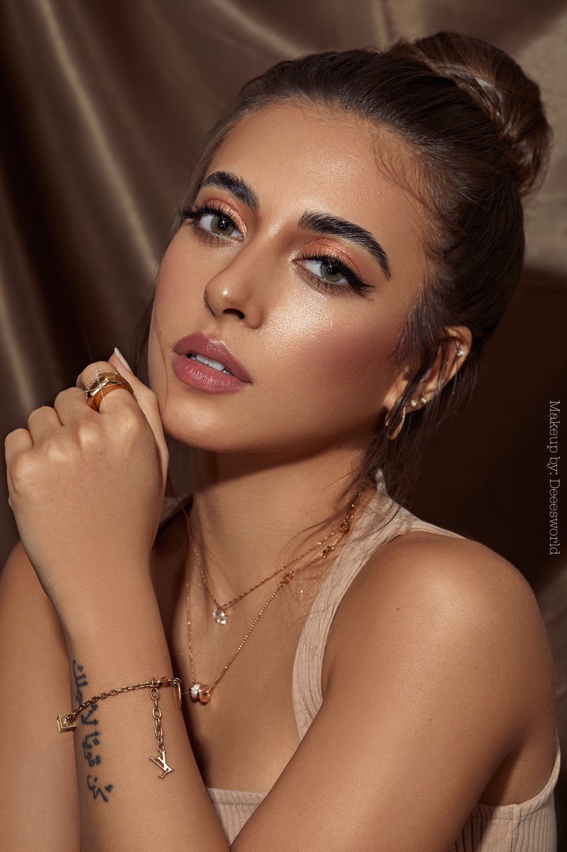 Dalal_Aziz's tweet photo. لوك صيفي جديد..
New makeup look
#makeup #makeupartist #MakeupTutorial #freshmakeup #flawlessmakeup #ميك_اب #ميكب #ميكاب #مكياج #ميك_اب_ارتست #تتوريل #ميك_اب_تتوريل #شارلوت_تيلبري #مكياج_ناعم #ميك_اب_ارتست_الرياض https://t.co/k2BCAGb0hw