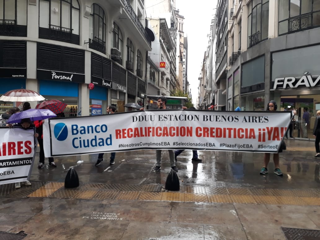 arylopez's tweet photo. Familias enteras mojandose para pedir que aceleren!! No podemos esperarlos más ❌!!!!!! 
@jorgeferraresi
@lucianoscato
@GDocato
@MiguelCentorbi
@paoteper
@BancoCiudad
@BcoHipotecario
@Procrear
@rossi_delfina
@P_Villalba
@Horaciorlarreta
#SorteoEBA
#ReconstruccionArgentina https://t.co/YrERqL3DUX