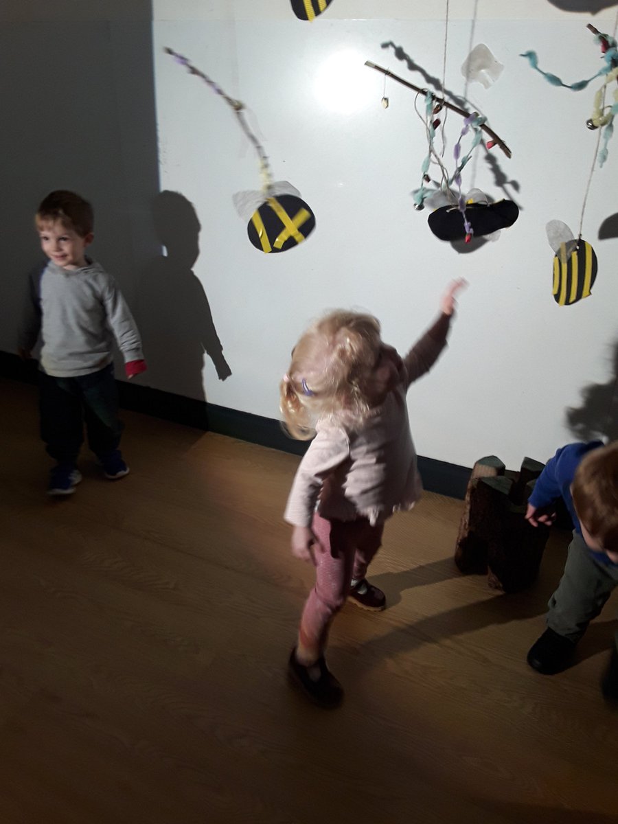 AshbridgeMaxy's tweet photo. "It's my shadow" "it is something like bee" "it's all of me" "that's my picture" Magpies visted the #lightandshadowstudioatmaxy for the first time.  They discovered very visible shadows of themselves and were absolutely amazed! #MagpiesAtMaxy #shadowplay #lightandreflection https://t.co/bfDuHfdoCN