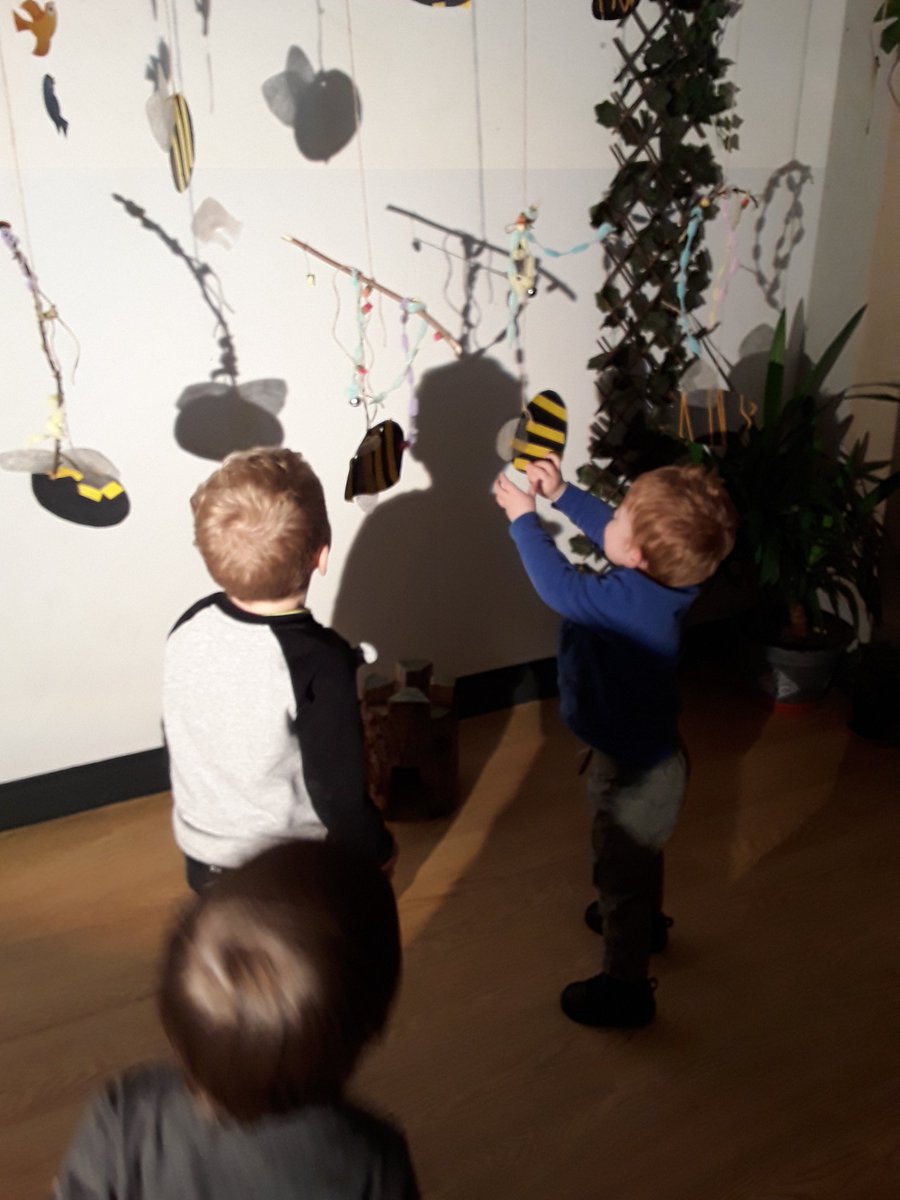 AshbridgeMaxy's tweet photo. "It's my shadow" "it is something like bee" "it's all of me" "that's my picture" Magpies visted the #lightandshadowstudioatmaxy for the first time.  They discovered very visible shadows of themselves and were absolutely amazed! #MagpiesAtMaxy #shadowplay #lightandreflection https://t.co/bfDuHfdoCN