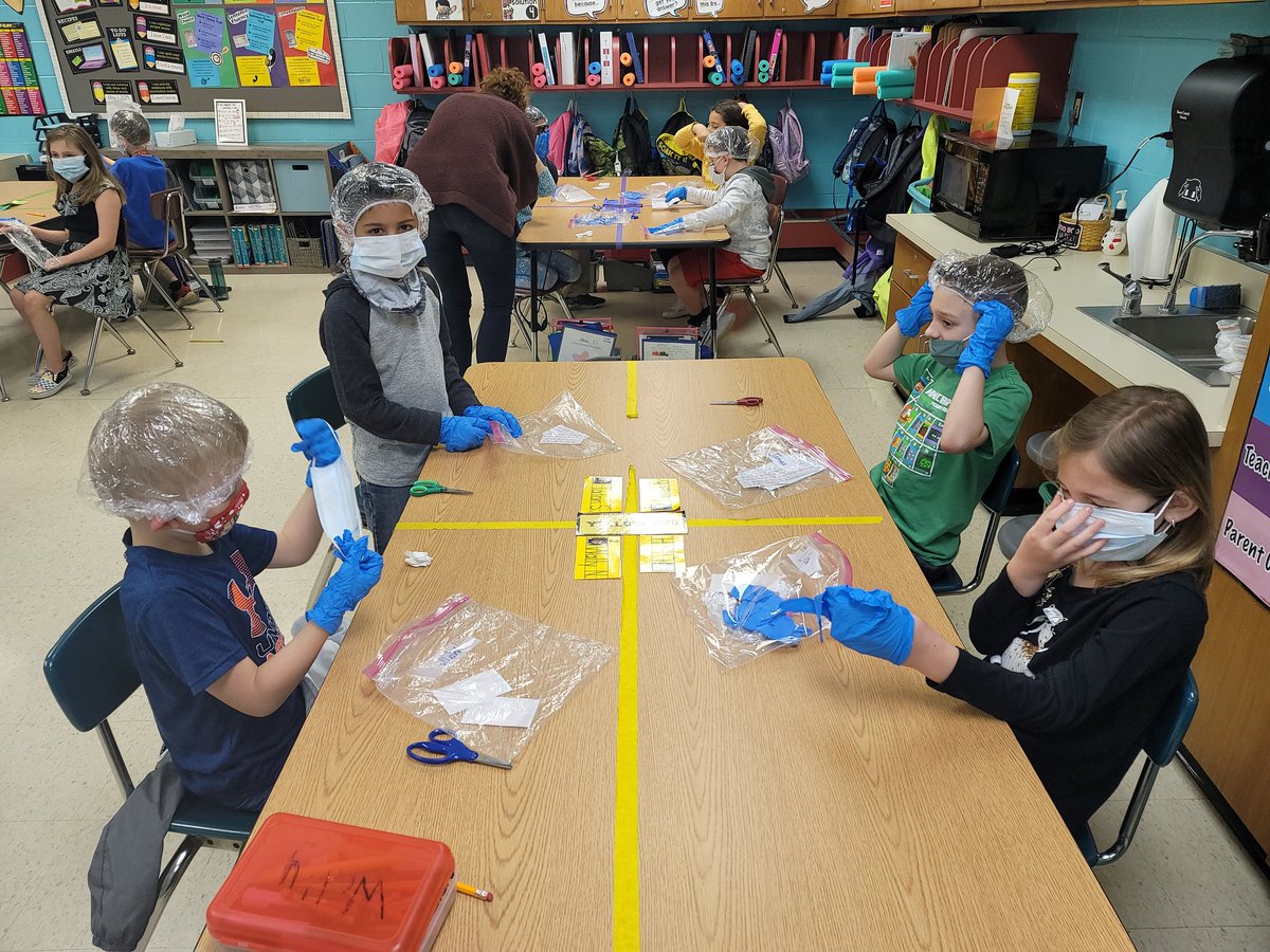 SuperB_ees's tweet photo. We were doctors this morning, surgically removing text features! #learningisfun #2ndgraderocks @EES_Mustangs #kidslovedit https://t.co/i4XMiNgZ9L