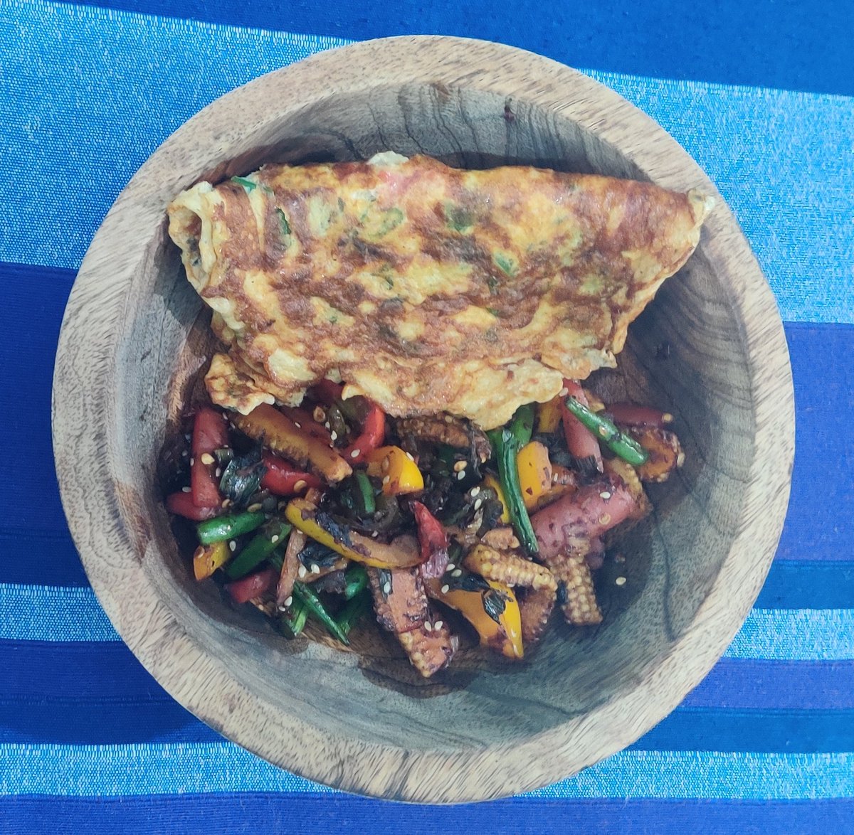 rj_charu's tweet photo. Omlette & veg stir fried
English & fitness type ka #dinnerscene https://t.co/lIPciNIZTK