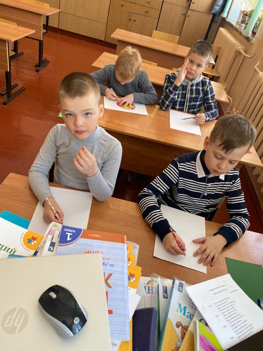 Первоклассники на каникулах строили "Дом дружбы"