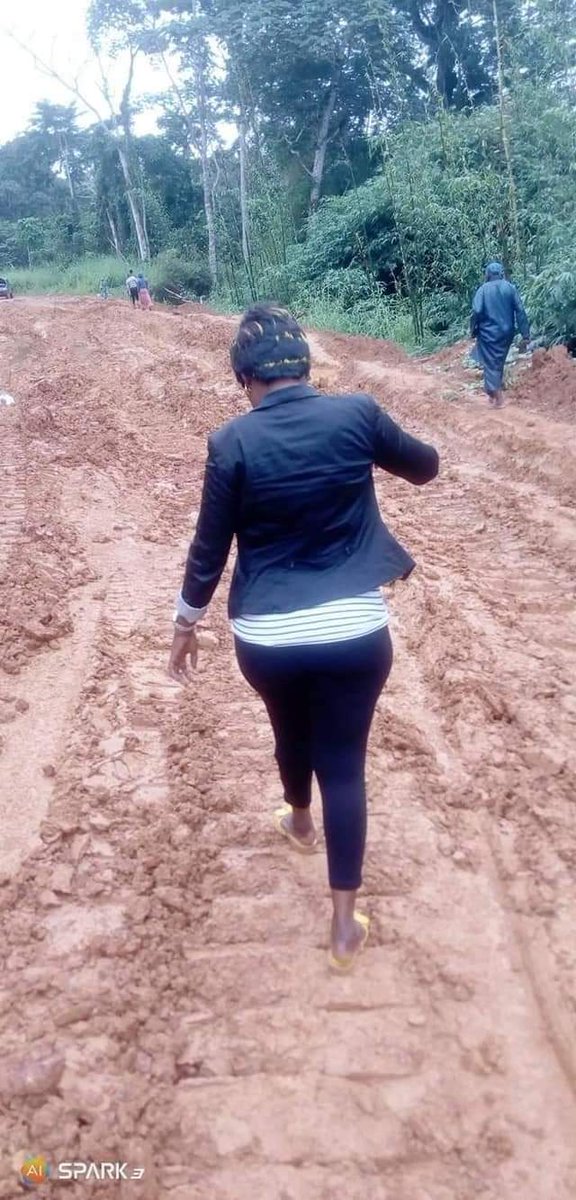 Cosa76's tweet photo. #Gabon @Meridiam @ColasAfrique @GroupeColas et leurs belles ROUTES 😡
"Colas avance, mais la route n'avance pas" vraiment bravo pour cette merde, incompétence notoire depuis des LUSTRES. Pays dont le Pétrole ne sert pas à développer les routes (goudron) @Survie @libe @Mediapart https://t.co/M6pRGxxXPE