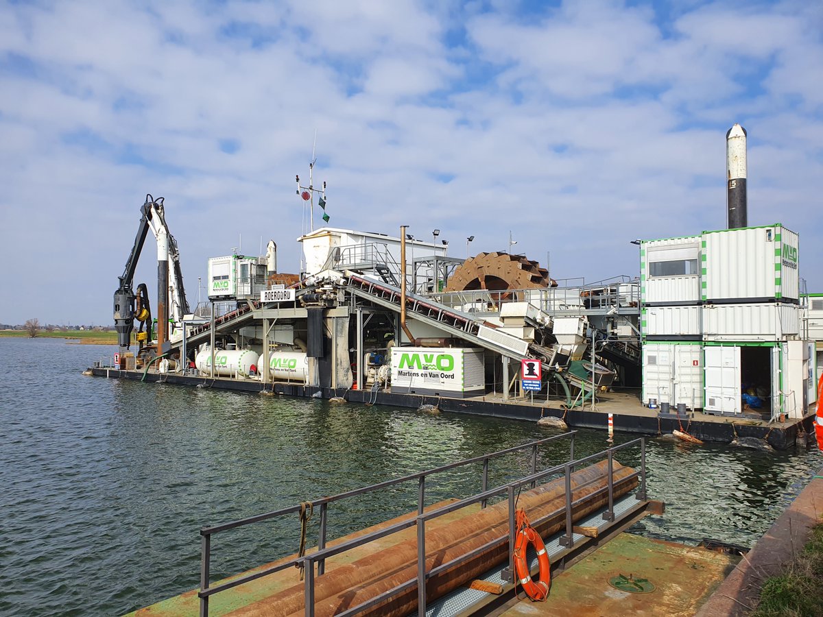 Deze grote jongen ligt nu bij #Swalmen in de #Maas. Hij wordt ingezet om te baggeren. Het ponton kan aangetroffen explosieven meteen veilig verwerken. rijkswaterstaat.nl/nieuws/2021/03… <a href="/MvOgroep/">Martens en Van Oord</a>