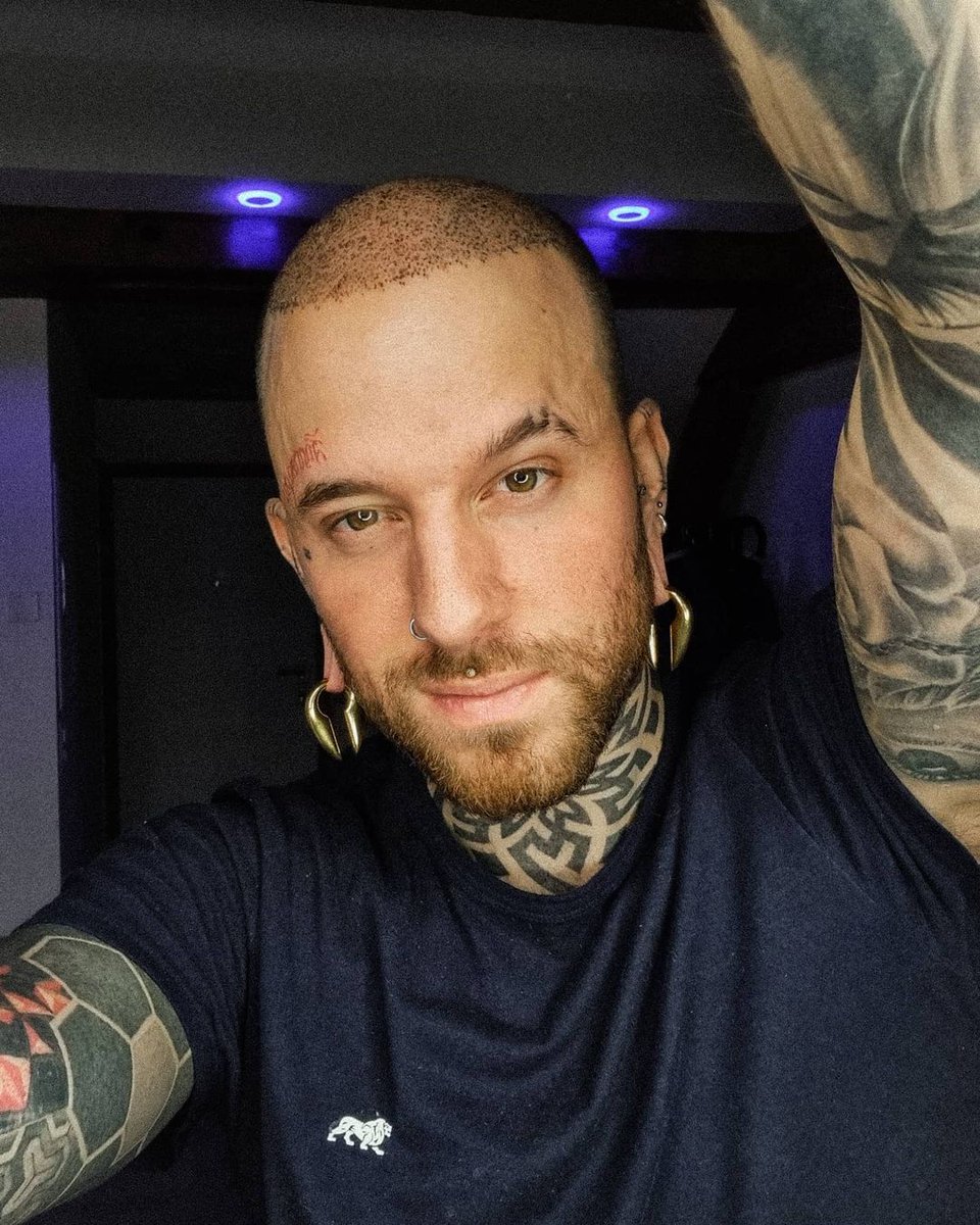 CustomPlugs's tweet photo. How cool does @_technokiid_ look in his Gold Keyhole Ear Weights?! 🤩 
Head over to our website to get your own pair now and tag us in your photos - We love to see you style them! 💜
https://t.co/DZ1gtjrTVZ

#CustomPlugs #EarWeights #StretchedEars #MetalPlugs #GoldPlugs https://t.co/Che9WyOI7s