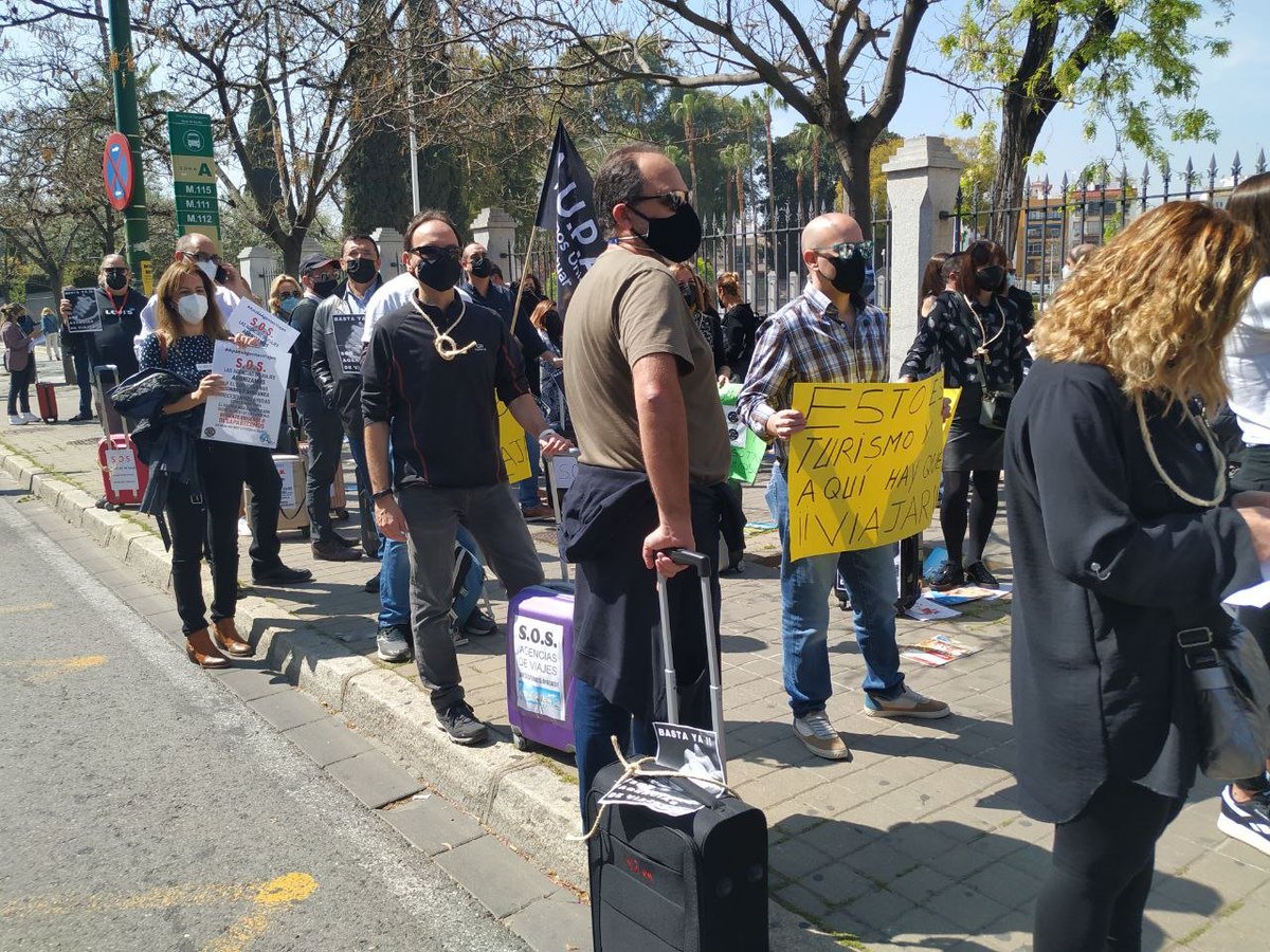 iuandalucia's tweet photo. 🧳 La Junta de Andalucía ha abandonado a las agencias de viajes, unas dos mil PYMEs que emplean a 8 mil personas en nuestra tierra.

👉 Respaldamos su petición de ayudas directas a uno de los sectores más afectados por la pandemia.

🆘 #SOSAgenciasDeViajes https://t.co/c1Ou8p4bS1