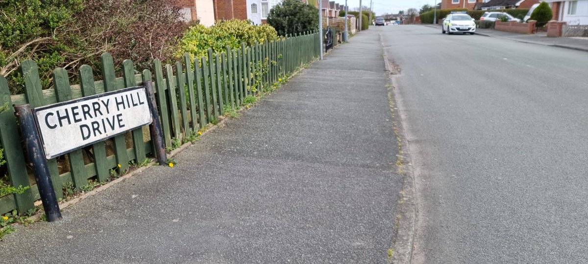 NWPWrexhamTown's tweet photo. PCSO's Tom and Luke have been on patrol in the Borras area today posting leaflets and speaking to residents in relation to Rogue Traders. See the below advice.  ⬇⬇  #StopRogueTraders #WrexhamCouncil #Heddlu #NPT #IfInDoubtKeepThemOut https://t.co/8ODZfTSDAa