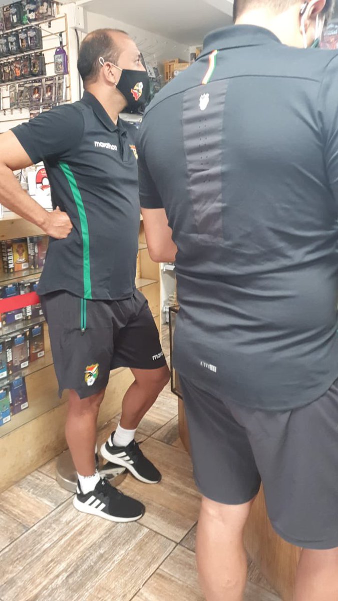 j_a_acosta's tweet photo. Me mandaron esta foto de personas de la delegación de la selección boliviana de fútbol en providencia. Entiendo que rompen el protocolo sanitario vigente, impuesto para los partidos de fútbol internacional. https://t.co/ZsVvcJimWl