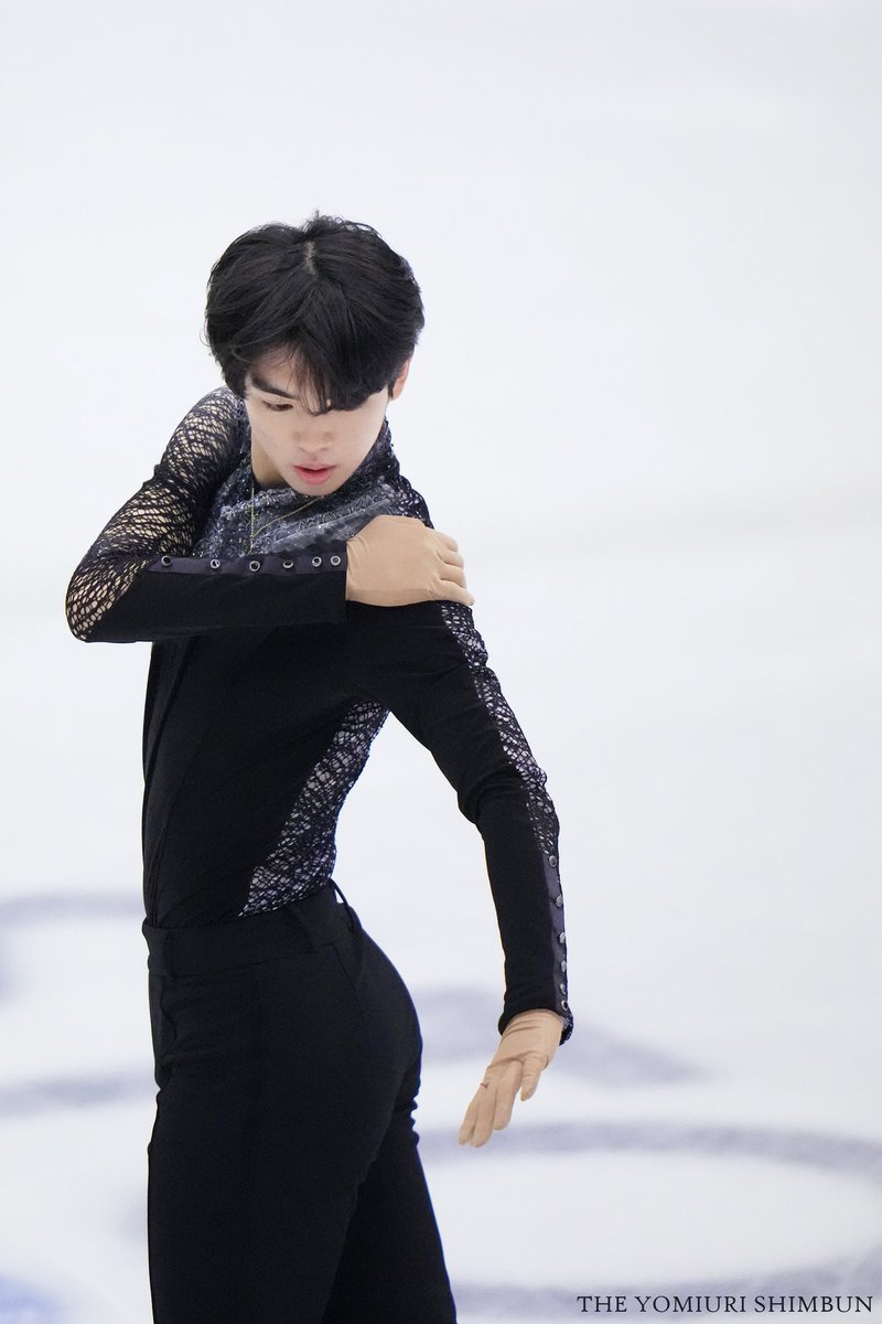 Eaaaw's tweet photo. น้องหล่อมาก หน้าตาเทพสร้างมาก แล้วคนออกแบบท่าคือเก่งจริง เข้ากับหุ่นน้องมาก ระหงส์ไม่ไหว ใจบางมาก ตอนใกล้จบน้องทำท่า #LayBackSpin แบบผู้หญิงได้ด้วยอ่ะ ยากมากกกกก ปรบมือ #JunHwanCha #ISUWorlds2021 https://t.co/X3wrvYi8Pj