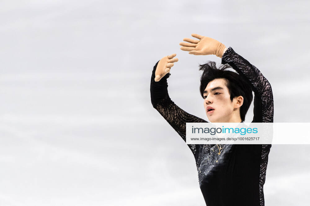 Eaaaw's tweet photo. น้องหล่อมาก หน้าตาเทพสร้างมาก แล้วคนออกแบบท่าคือเก่งจริง เข้ากับหุ่นน้องมาก ระหงส์ไม่ไหว ใจบางมาก ตอนใกล้จบน้องทำท่า #LayBackSpin แบบผู้หญิงได้ด้วยอ่ะ ยากมากกกกก ปรบมือ #JunHwanCha #ISUWorlds2021 https://t.co/X3wrvYi8Pj