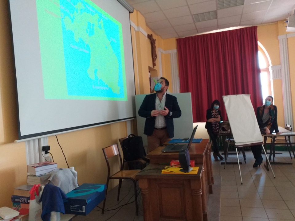 Prefet64's tweet photo. [#TousUnisContreLaHaine]

Intervention du SG de la sous-préfecture de Bayonne devant des élèves d'une classe de 4ème au collège Saint François-Xavier à Ustaritz, en préalable à une sensibilisation à la #violence, au #sexisme et à l'#homophobie 

 🧐 https://t.co/jZDARGKDZR https://t.co/8orb9d56Im