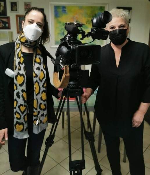 BaroneCatia's tweet photo. Vi aspetto questa sera alle 23.03 su @RaiDue con il mio documentario "Senza tregua, gli #invisibili della #pandemia"
Racconteremo i #reduci guariti dal #virus ma ancora segnati dai postumi della malattia.
@raidocumentari
#COVID19
#LongCovid
#pandemic https://t.co/QpcqkvGIgP