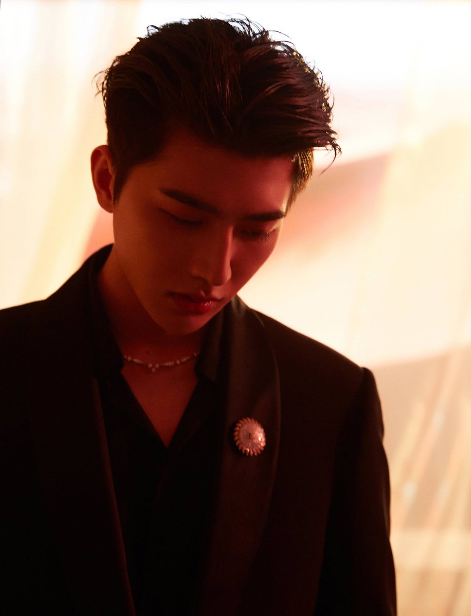 AlwaysCaiXukun's tweet image. 210325 #DeBeers X KUN

De Beers Jewellers Ambassador Cai Xukun wore Namib Wonder set in #ReflectionsOfNature high jewellery series.

#CaiXukun #蔡徐坤 #DeBeersAmbassadorKUN