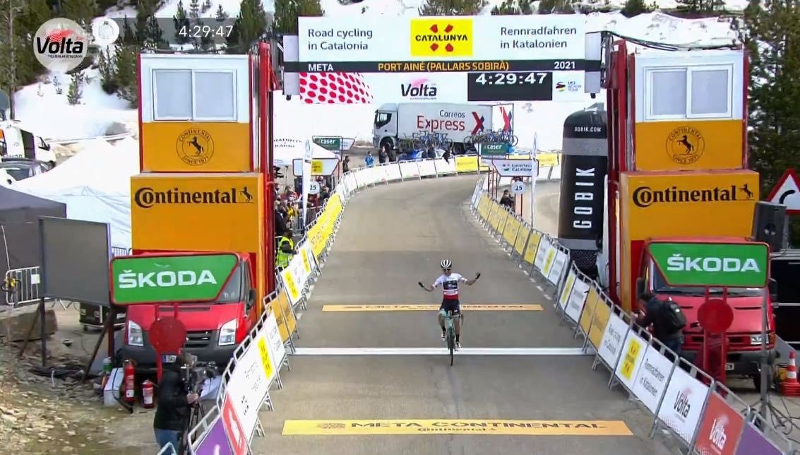 SenalDeportes's tweet photo. ¡Grandeeeee Esteban! ¡Capo @estecharu! 🥇🚴‍El colombiano Esteban Chaves acaba de quedarse con la etapa reina de la #VoltaaCatalunya100, gran triunfo de nuestro pedalista en el gran Port de Ainé ¡FELICITACIONES!🇨🇴👏👏👏👏👏👏 https://t.co/rm8XSnfvME