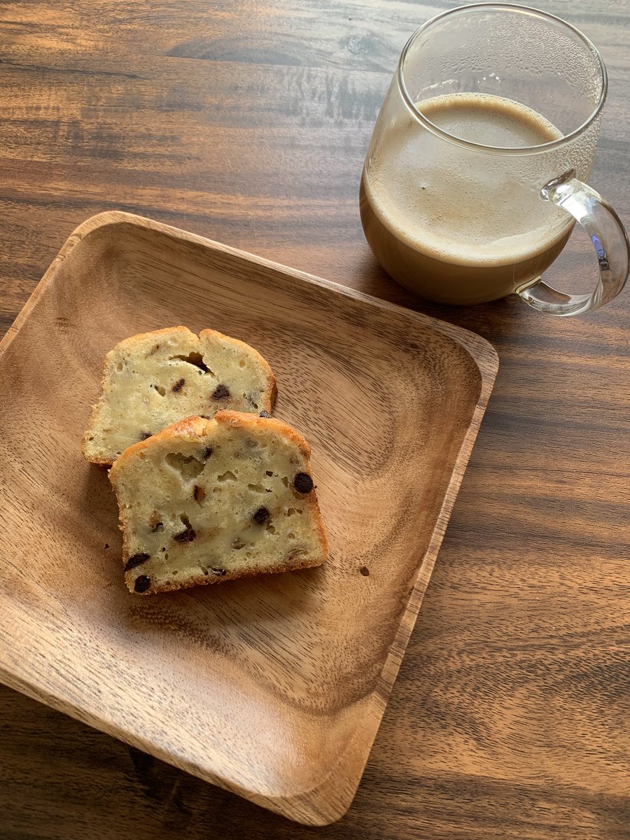 くろくろ チョコバナナケーキ ついに一人暮らしになりました 冷蔵庫の整理を兼ねてチョコバナナケーキを作ったけど 食べる人がいないから消費に困ってます とりあえず冷凍庫にぶち込みました 手作りお菓子 お菓子作り お菓子作り好きな人と繋がり