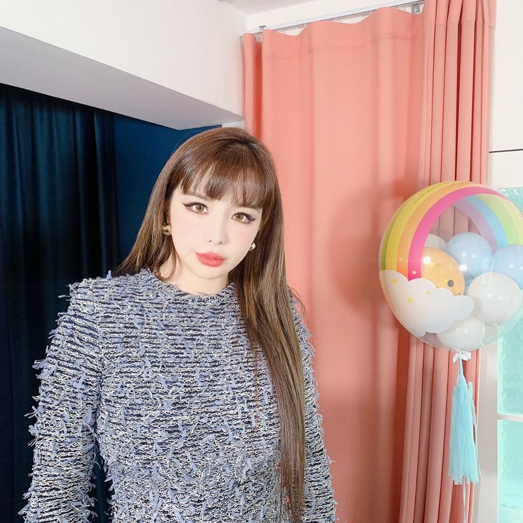 2NE1France_FR's tweet photo. 25.03.2021 | #BOMSTAGRAM
Ce sont de véritables photos d'un joyeux anniversaire~🥳🌈 #Thanx4everything #박봄 #2ne1 @dnation_ent #디네이션 #parkbom #bompark #ぼム #朴春#بارك_بوم
#PARKBOM https://t.co/xoGHuHaOoJ