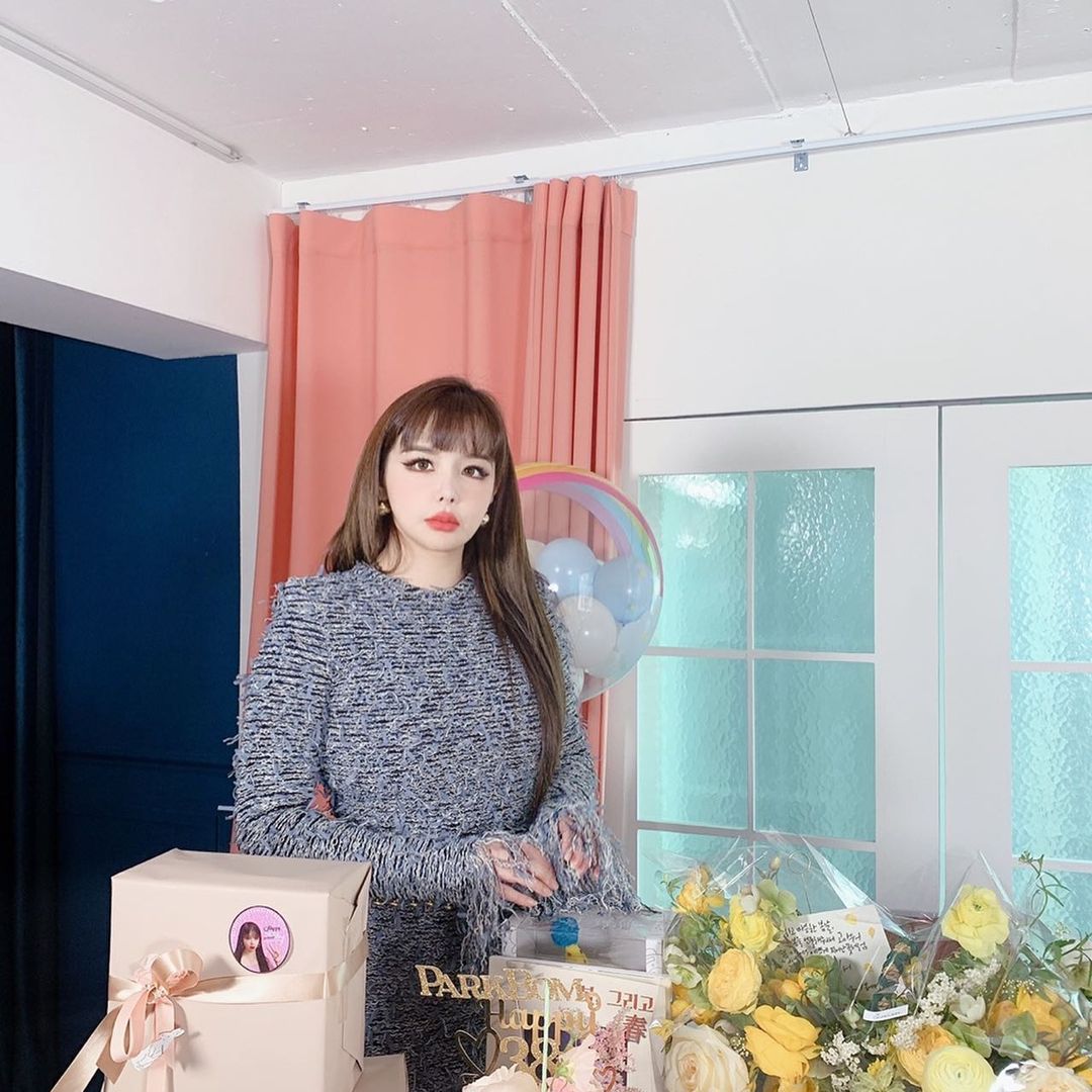 2NE1France_FR's tweet photo. 25.03.2021 | #BOMSTAGRAM
Ce sont de véritables photos d'un joyeux anniversaire~🥳🌈 #Thanx4everything #박봄 #2ne1 @dnation_ent #디네이션 #parkbom #bompark #ぼム #朴春#بارك_بوم
#PARKBOM https://t.co/xoGHuHaOoJ