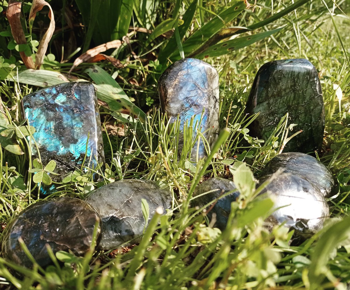 INCIENSOSOM's tweet photo. #labradorita es un #mineral que destaca por sus destellos y sus grandes propiedades
#inciensosom #om #minerales #minerals #labradorite #xativa #novetle #spain https://t.co/SXzWwFwR71