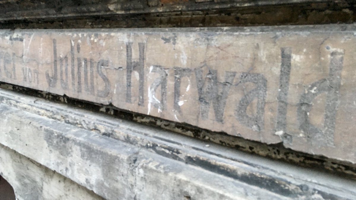 psobolewskiPhD's tweet photo. Yesterday, walking home at dusk I saw a ghost, a ghost from #Szczecin's past, from #Stettin, from before 1945.

I walk past this almost daily, but never stopped to notice. 

This time, I saw him—I stopped. 

What kind of person was he? what happened to him?
#DifficultHistory https://t.co/pRXsEb7EGD