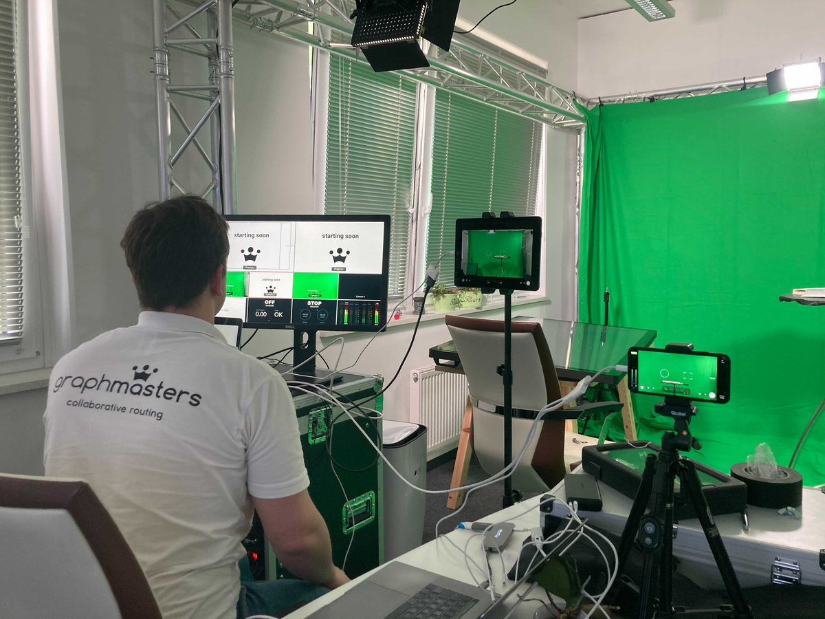 Nunav_'s tweet photo. Heute gab es bei uns wieder unser monatliches #GraphmastersForum. 🎥 Diesmal ging es noch ein bisschen professioneller zu ... sogar mit einem Greenscreen. Da haben sich auch unsere Graphmasters von zu Hause live dabei gefühlt. 😍 #GraphmastersTeam https://t.co/6CwoDYNbMm