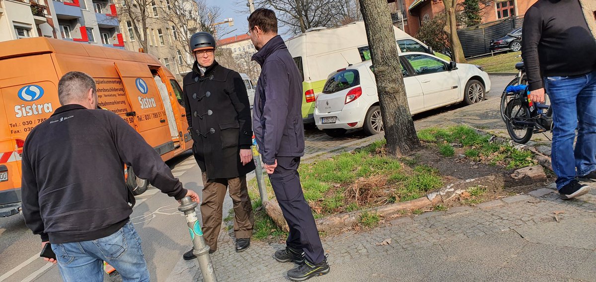 MonikaHerrmann1's tweet photo. Am Montag sind in der Kreuzbergstr. 2 Kinder beim Übergang des Zebrastreifens angefahren worden. Heute haben wir mit @SenUVKBerlin + @polizeiberlin durchgängig Tempo 30 angeordnet und morgen wird der Zebrastreifen sichtbarer instandgesetzt. Danke für das schnelle Reagieren! https://t.co/h72BBMQLh0