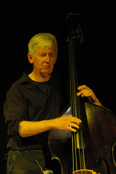newjazzword's tweet photo. Eschewing notions of restraint @ivoperelman's #sax outputs disturbing + astringent stabbing #splittones on #DeepResonance as #MarkFeldman #violin #WilliamRoberts #cello + #MarkDresser (pic:#SOConnor)'s sweeps R confrontational. Review: https://t.co/gEG6bA8gNh 
#improv #freemusic https://t.co/aikfCBVO3j