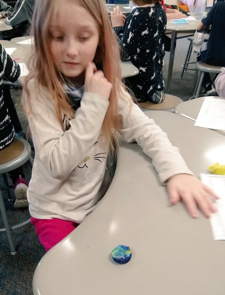 thequeen526's tweet photo. 2nd graders observing and using their new crayons. @SyringDragons @swartz_creek @scteacher1 https://t.co/u5BjVGGj9z