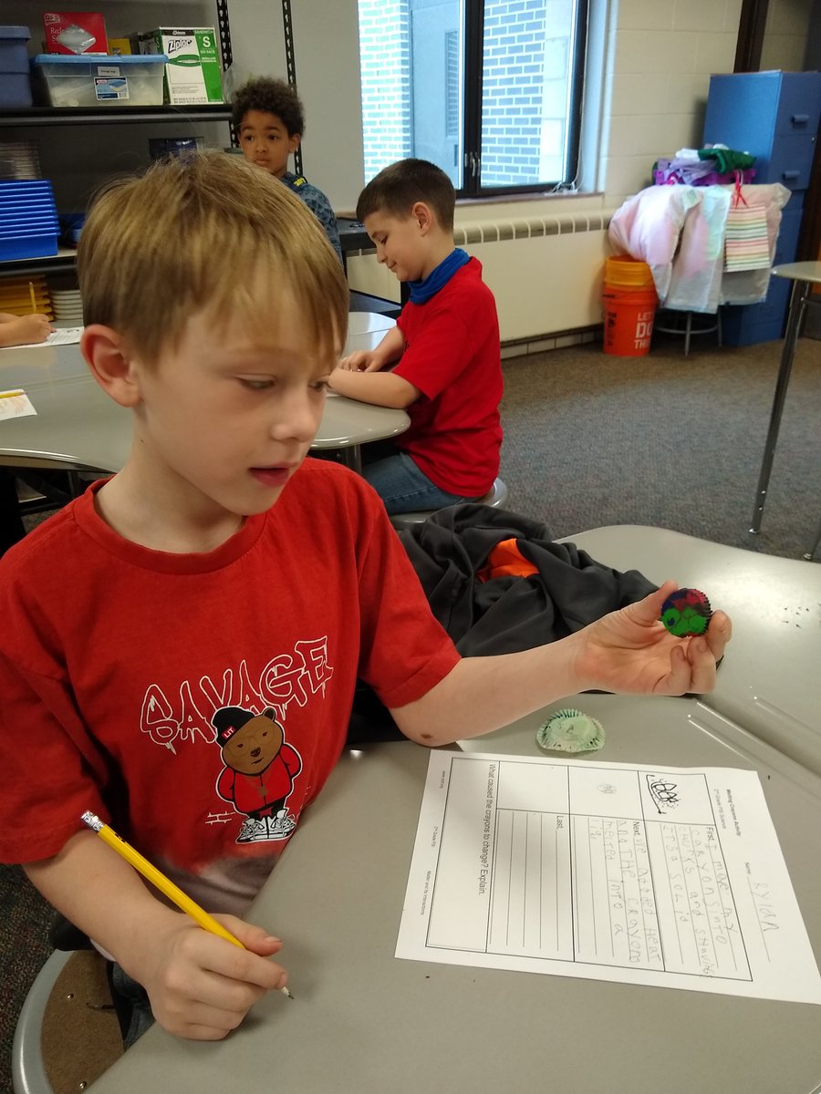 thequeen526's tweet photo. 2nd graders observing and using their new crayons. @SyringDragons @swartz_creek @scteacher1 https://t.co/u5BjVGGj9z
