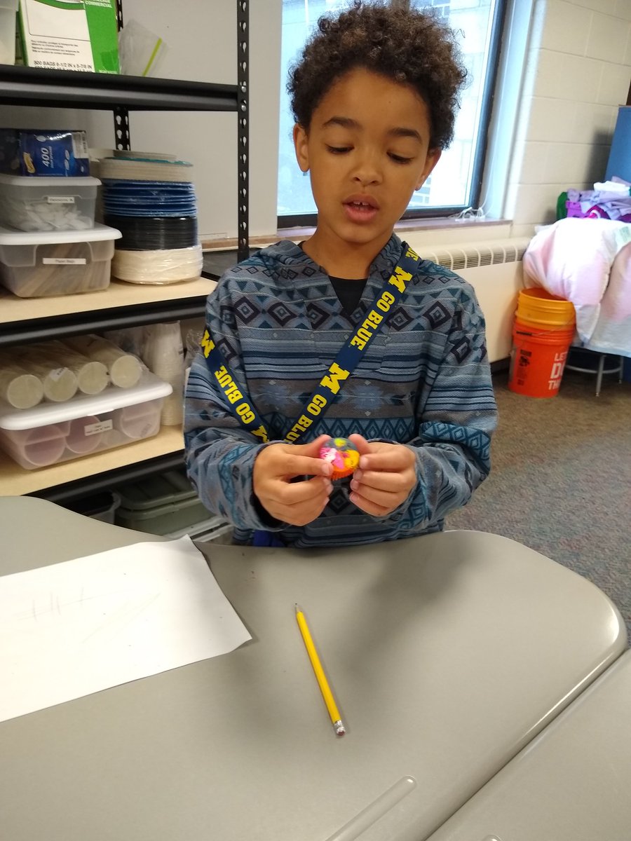 thequeen526's tweet photo. 2nd graders observing and using their new crayons. @SyringDragons @swartz_creek @scteacher1 https://t.co/u5BjVGGj9z