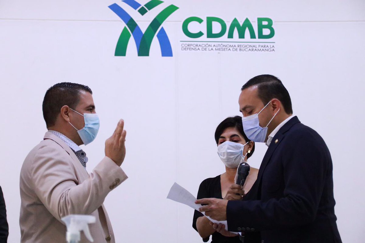 MAguilarHurtado's tweet photo. Hoy posesionamos como miembros del Consejo Directivo de la @CARCDMB a los señores alcaldes @GennyGamboa3, de California; @MiguelMorenoSu de Floridablanca; @rvdecorazon de Rionegro y Elkin Pérez Suárez de Tona. https://t.co/xaZRF2LK1Q