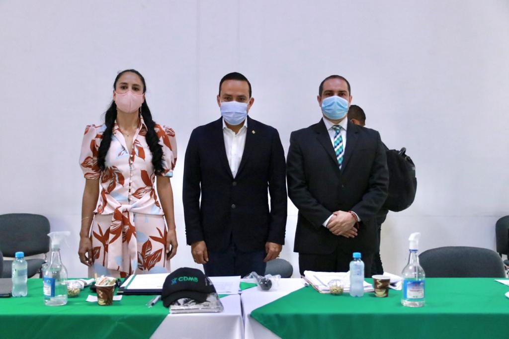 MAguilarHurtado's tweet photo. Hoy posesionamos como miembros del Consejo Directivo de la @CARCDMB a los señores alcaldes @GennyGamboa3, de California; @MiguelMorenoSu de Floridablanca; @rvdecorazon de Rionegro y Elkin Pérez Suárez de Tona. https://t.co/xaZRF2LK1Q
