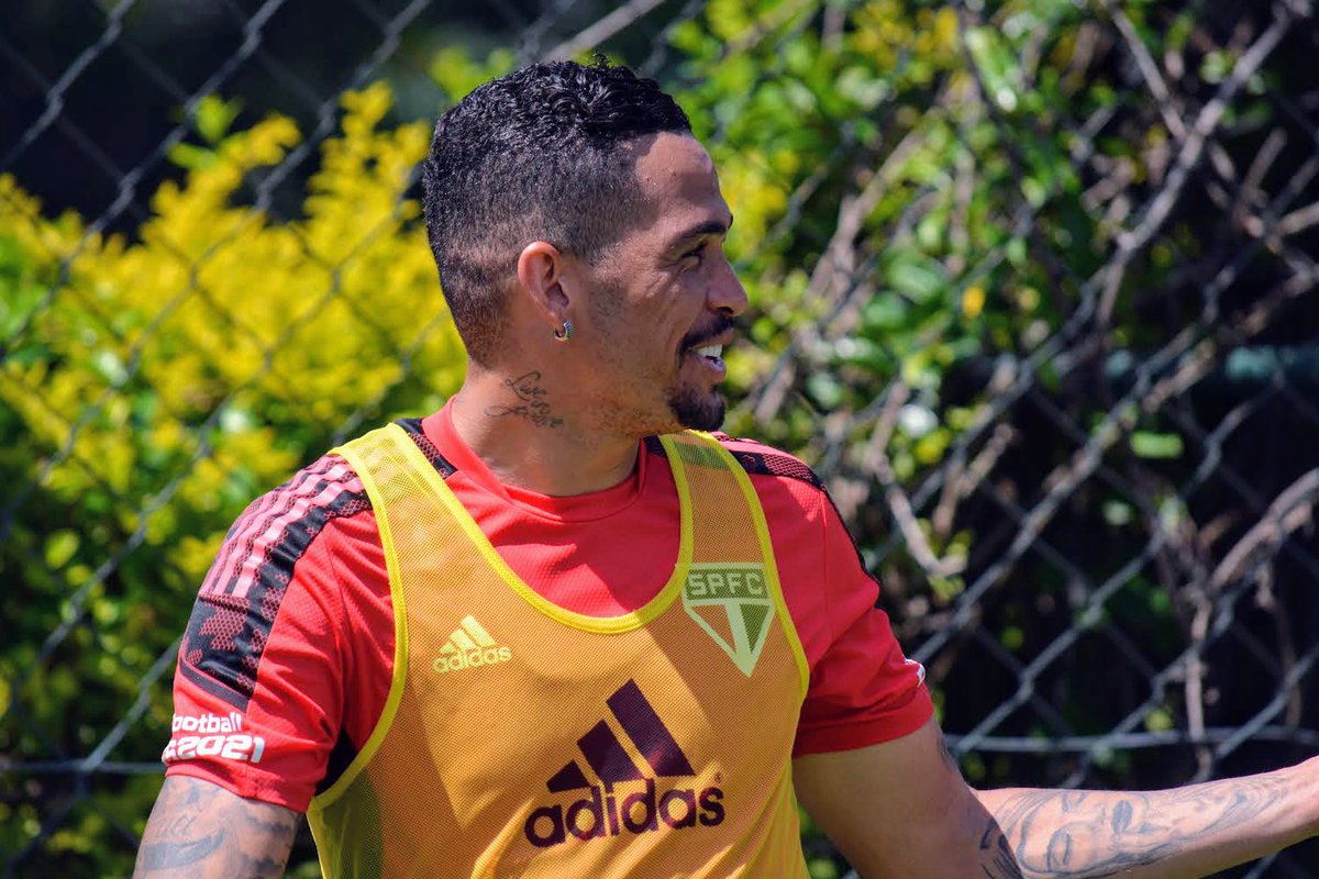 lusianonevis's tweet photo. Vixe vo infrenta flominece. Vo mete 3 gou tao mi deveno 50 conto., i um pasteo ate agora!!! 🤙⚽😝🤙
#deus #devendo https://t.co/3MNEdDvSyq