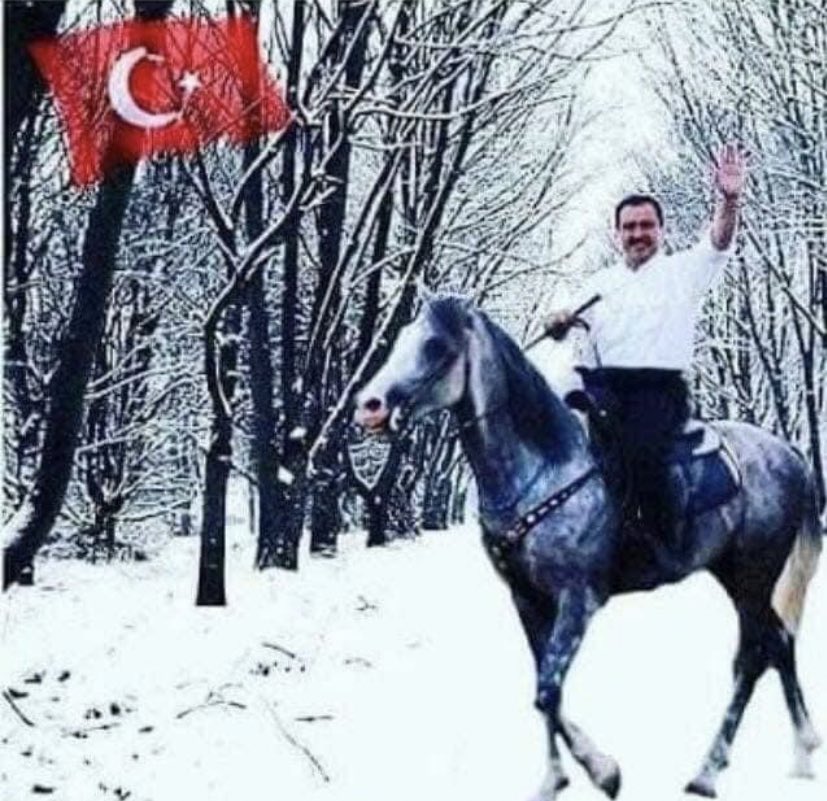 OyunBozan75's tweet photo. "Zulüm Azrail olsada hep Hakkı tutacağım ; mukaddes davalarda ölüm bile güzedir"..deyip "Şehit" liğe nail olan."Bir kar tanesi olsam ; Mekke'ye düşmek isterdim" deyip emeline kavuşan Şehidim .Makamın Âli Mekânın Cennet ola... #MuhsinYazıcıoğlu https://t.co/ptxO6OArmo