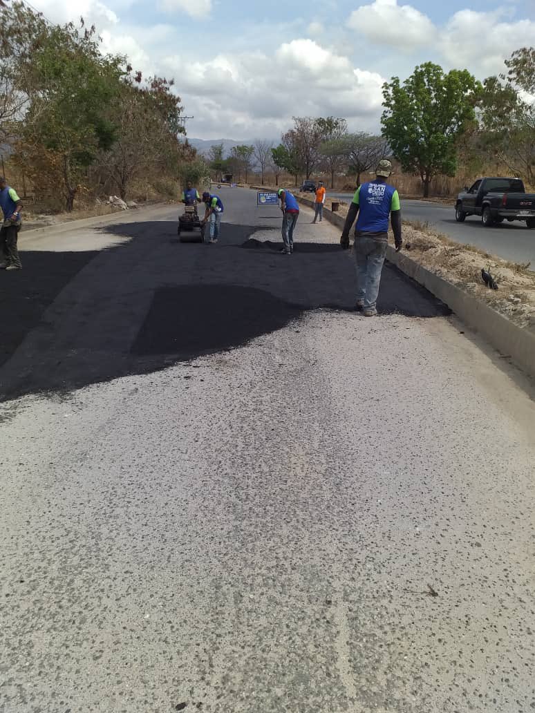 leonjura's tweet photo. Trabajamos día a día comprometidos con brindarles calidad de vida a todos los sandieganos. Cuadrillas de #Vialsandi recuperan carpeta asfáltica y generan adecuaciones pendientes de drenajes en la arterial 02. Continuaremos construyendo un municipio digno para todos. https://t.co/dpoKnBRIz1