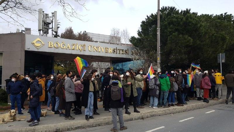 LGBTİ olmak da, gökkuşağı bayrağı taşımak da suç değildir. Esas suç işleyen polistir, gözaltı emri verendir, nefret söylemi yayandır.
12 ögrencimizi derhal serbest bırakın! 🏳️‍🌈🏳️‍🌈🏳️‍🌈
#GökkuşağımaDokunma
#BoğaziciSusmayacak