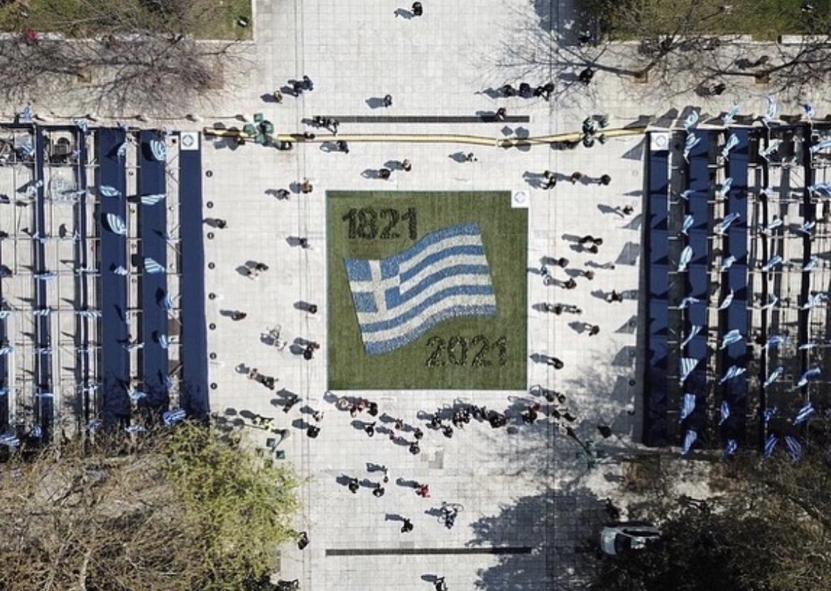 Today is the 200th anniversary of the Greek Revolution of 1821 (Greek Independence Day) 🇬🇷 Greeks declared their freedom from the Ottoman Empire after 400 years of subjugation. Pictured Syntagma Square in Athens.