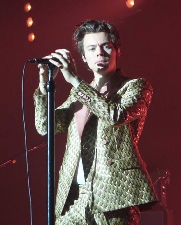 hesthrowbacks's tweet photo. 3 years ago today, Harry performed in Hamburg, Germany, for his Live on Tour Tour

March 25, 2018 https://t.co/JKUECu5tm4