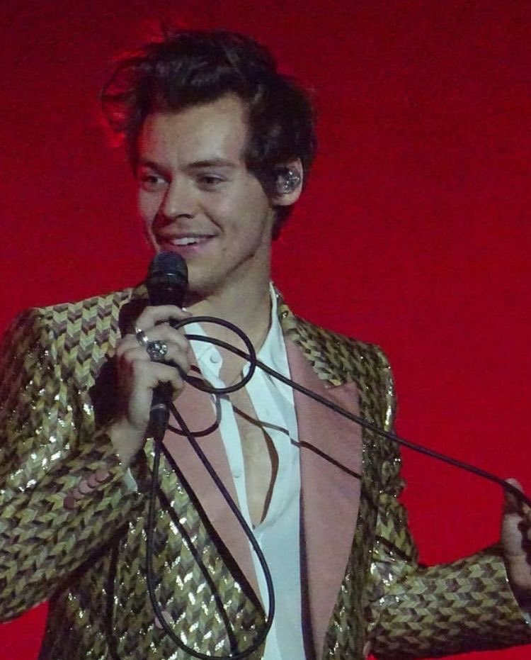 hesthrowbacks's tweet photo. 3 years ago today, Harry performed in Hamburg, Germany, for his Live on Tour Tour

March 25, 2018 https://t.co/JKUECu5tm4