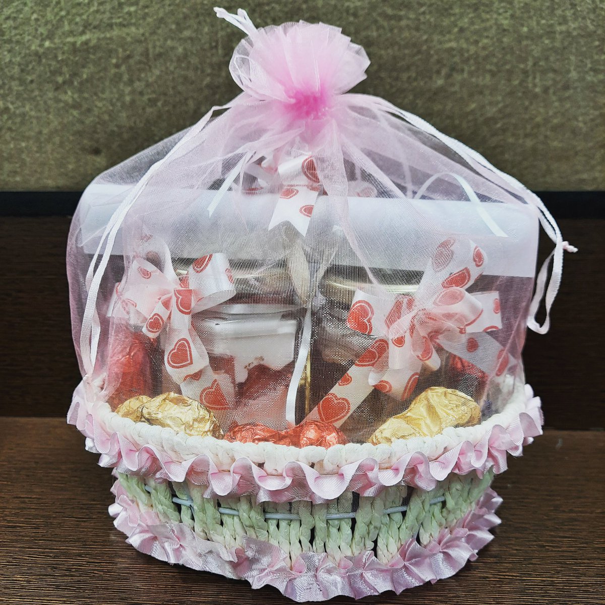CraftsnCream's tweet photo. Express your love with the basket full of happiness!
Loaded with #geoheart #chocolates #jarcake and a personalized letter 💌
#homemade #eggless #tasteofgoodness #personalizedgifts #hamper #cakesofinstagram #mumbaifood #dessert #foodporn #foodisbae #craftsncream https://t.co/kzS6NvBUDD
