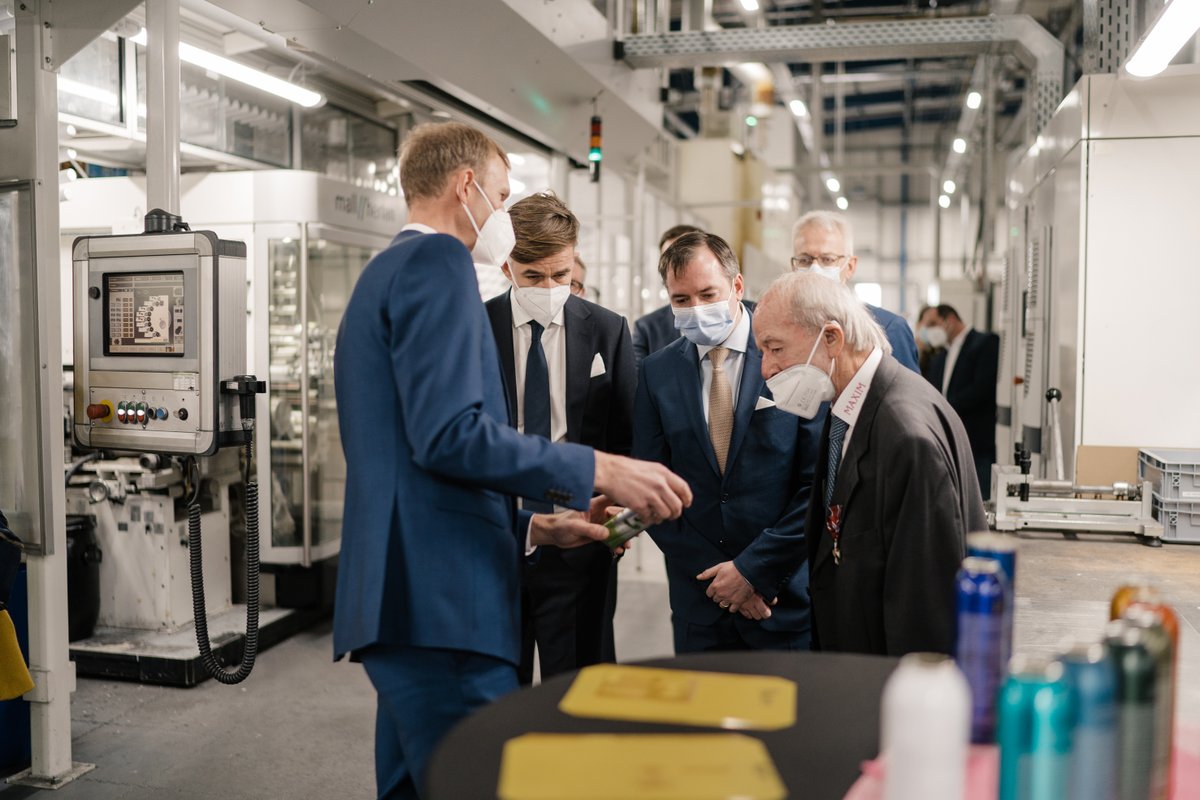MinEcoLux's tweet photo. S.A.R. le Grand-Duc héritier & @FranzFayot ont visité #Cosmolux à @VilleEchternach qui annonce une stratégie d’expansion au 🇱🇺 à l’horizon 2030 pour un investissement de 65 millions d’euros.
Plus d’infos 👉🏻 https://t.co/KEjV5itPoD
© Maison du Grand-Duc / Marion Dessard https://t.co/yzqeIIsCnw