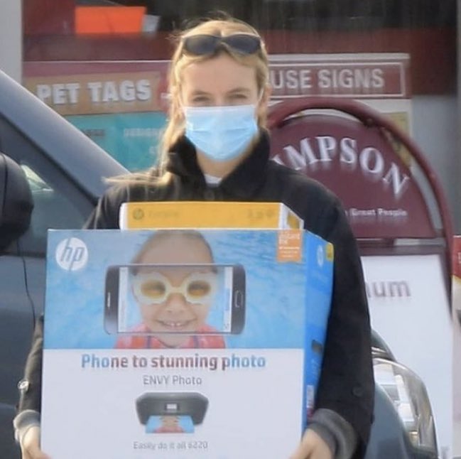 BRJodieComer's tweet image. Novas fotos de Jodie fazendo compras. 😷